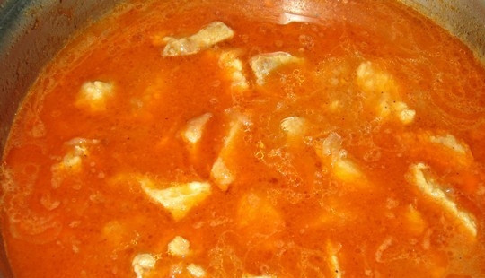 1. Этап. Свиная поджарка с луком и морковью: 5. Добавляем томатную пасту, заливаем водой. Тушим около 20 минут на среднем огне.