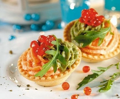 1. Этап. Тарталетки с икрой и маслом: 5. Последний рецепт - более интересный вариант. Для начала сливочное масло необходимо взбить блендером с небольшим количеством малосоленой семги. Полученную смесь выложить в тарталетку с помощью кондитерского шприца. Отдельно взбить вымытую зелень с небольшим количеством масла и выложить рядом. Украсить все икрой и можно подавать к столу.