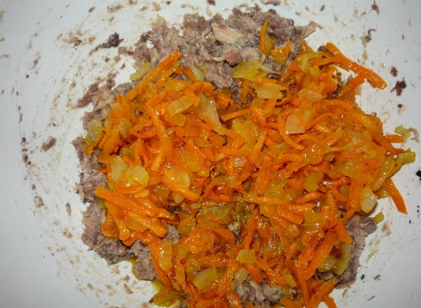 1. Этап. Котлеты из сайры: Обжарьте слегка лук и морковь в масле, потом добавьте к рыбе.