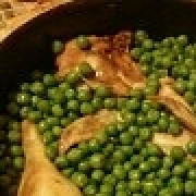 1. Этап. Курица с горохом: Перевернуть на другую сторону и тоже обжарить. Добавить горох (предварительно откинутый на дуршлаг, чтобы сошла вся лишняя жидкость), посолить, перемешать и закрыть крышкой.