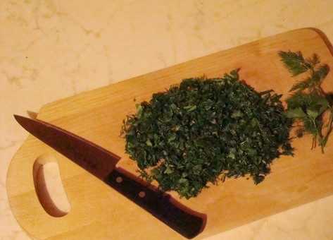 1. Этап. Котлеты по-албански: Зелень мелко порезать.