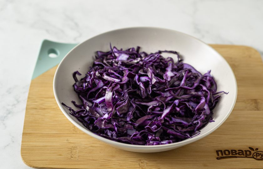 1. Этап. Салат с краснокочанной капустой: Капусту тонко нашинкуйте.