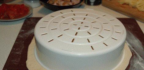 1. Этап. Пицца с креветками в мультиварке: При помощи емкости для приготовления на пару, вырезаем из теста круг.