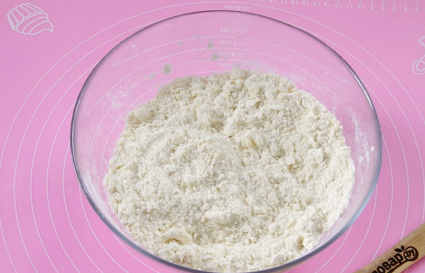 1. Этап. Слойки на кефире: В глубокую миску просейте муку, добавьте нарезанное кубиками сливочное масло и перетерите руками муку с маслом в крошку.