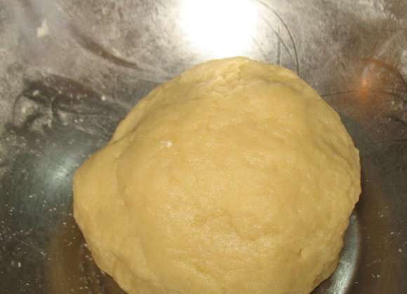 1. Этап. Английский пирог с мясом: Тесто должно получиться однородным и не должно липнуть к рукам. Если надо, добавьте муку. Ставим тесто в холодильник минут на 30.