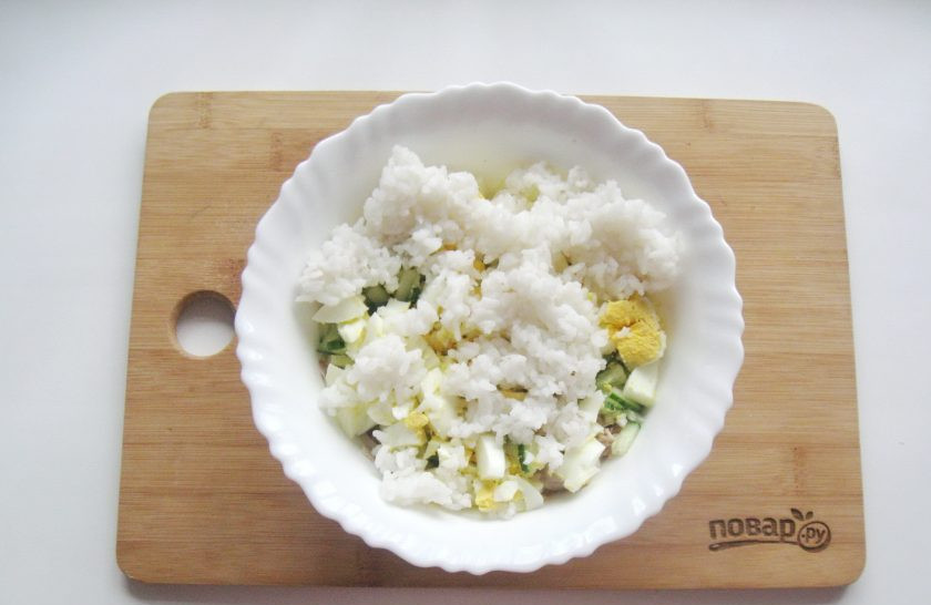 1. Этап. Салат Снежинка с курицей: Добавьте отварной рис.