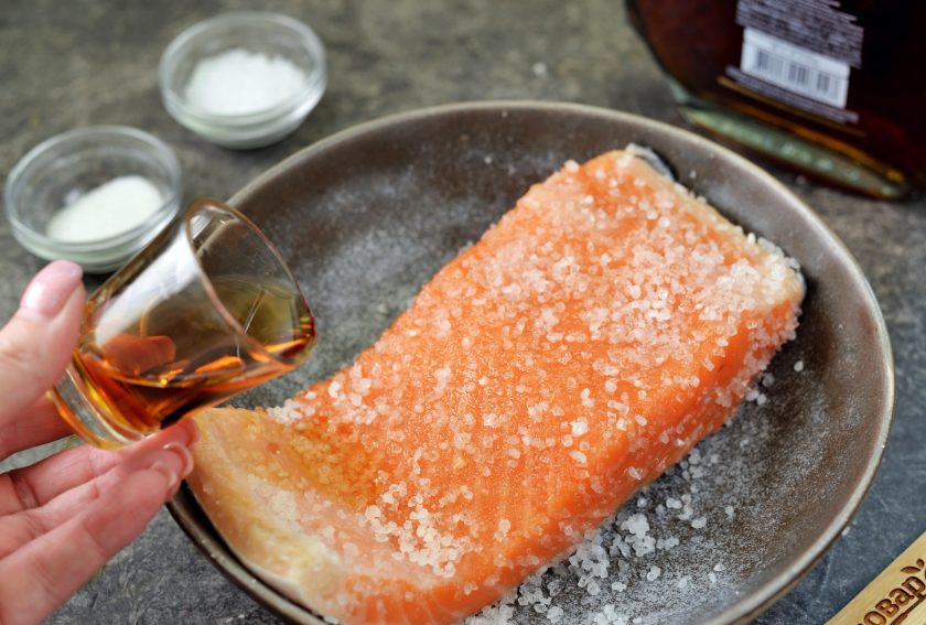 1. Этап. «Пьяный» лосось: Сбрызните лосось коньяком хорошего качества.