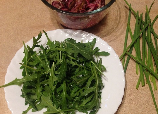 1. Этап. Салат из рукколы, лука и фиников: 5. Выкладываем на тарелку листья рукколы.