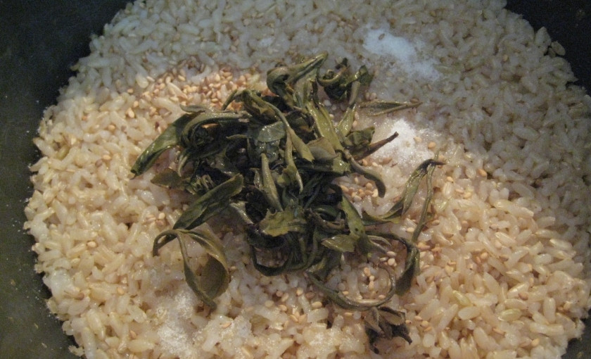 1. Этап. Рис с зеленым чаем: 2. Теперь огонб выключим, добавим белый кунжут и чайные листья. Перемешаем.
