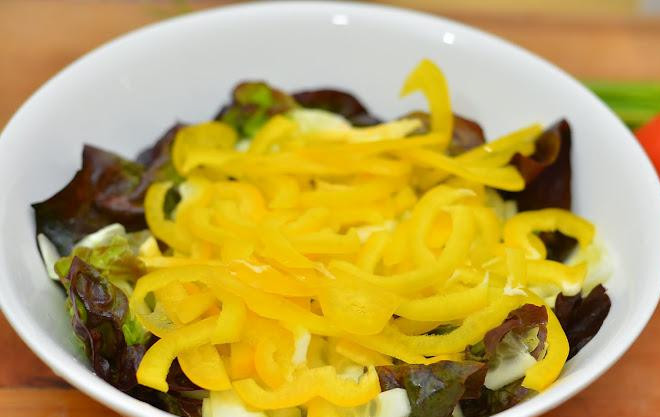 1. Этап. Салат с лимонной заправкой: Тонкой соломкой нарезанный перец также добавляем в салатницу.