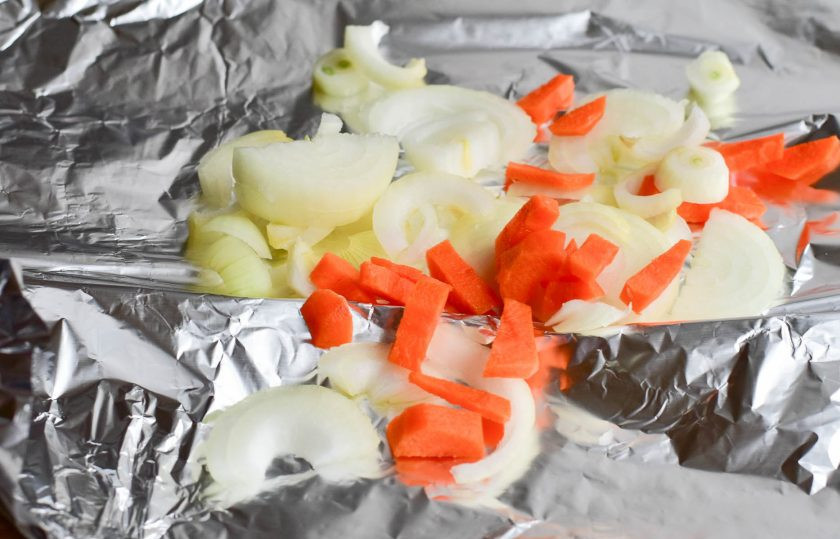 1. Этап. Буженина по-немецки: Нарежьте лук и морковь, выложите на фольгу.