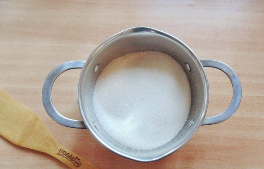 1. Этап. Варенье из груш с орехами: Приготовьте сироп. В кастрюлю насыпьте сахар.