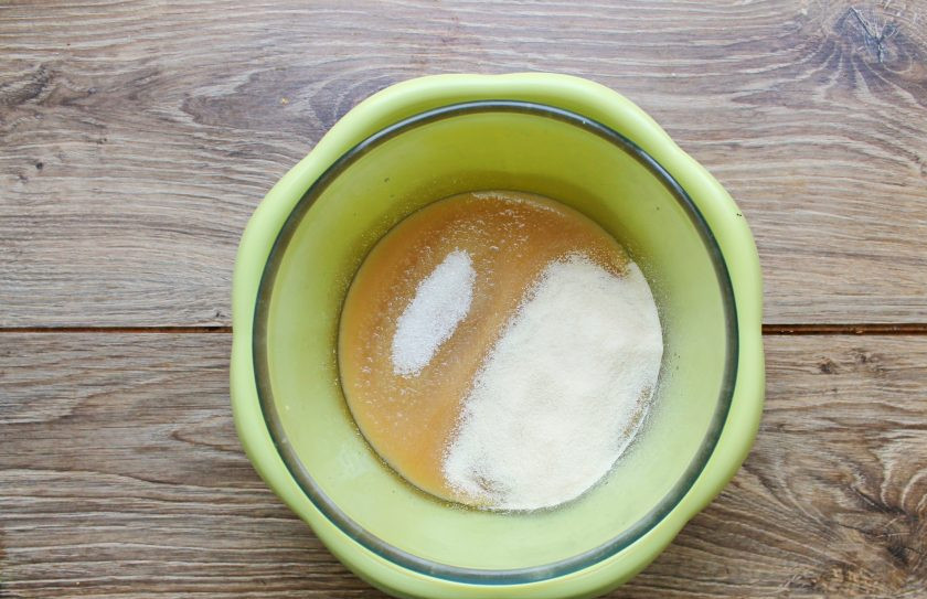 1. Этап. Желе из фруктового пюре: Переложите пюре в глубокую миску, добавьте сахар и быстродействующий желатин. Все перемешайте и дайте постоять 5 минут.