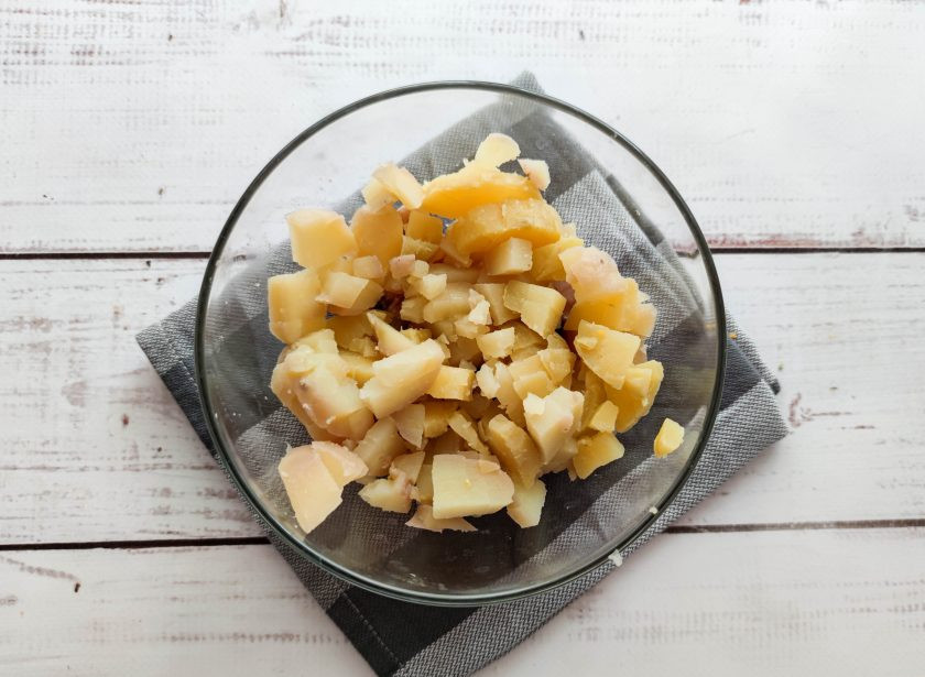 1. Этап. Салат с картофелем и копченой скумбрией: Картофель очистите от кожуры, нарежьте кубиками и добавьте к скумбрии.