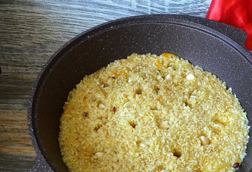 1. Этап. Плов с уткой: Проткнуть рис в нескольких местах до дна, готовить до испарения жидкости в них. Накрыть чистым полотенцем, затем крышкой, дать постоять 5-7 минут.