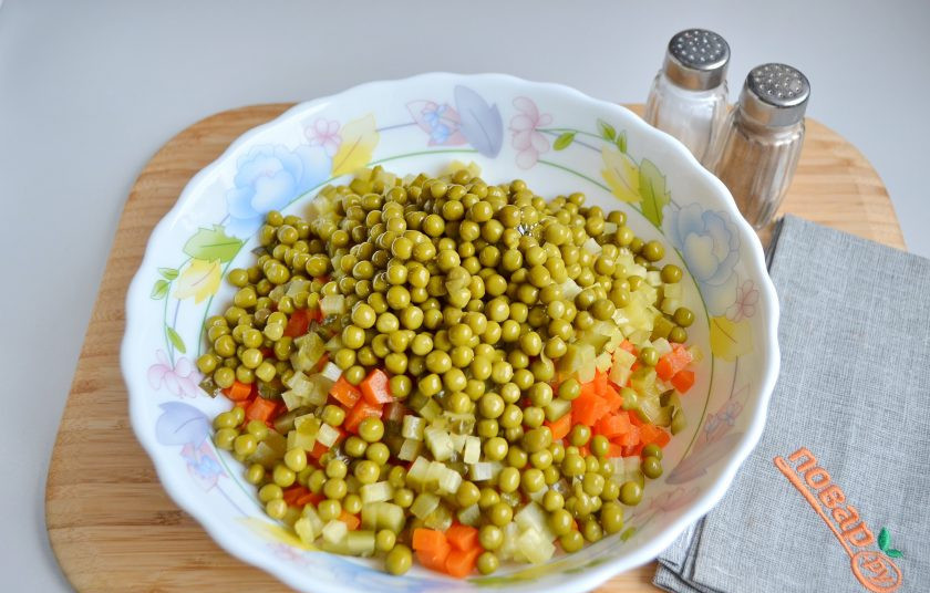 1. Этап. Русский салат Оливье: 5. Добавьте горошек.