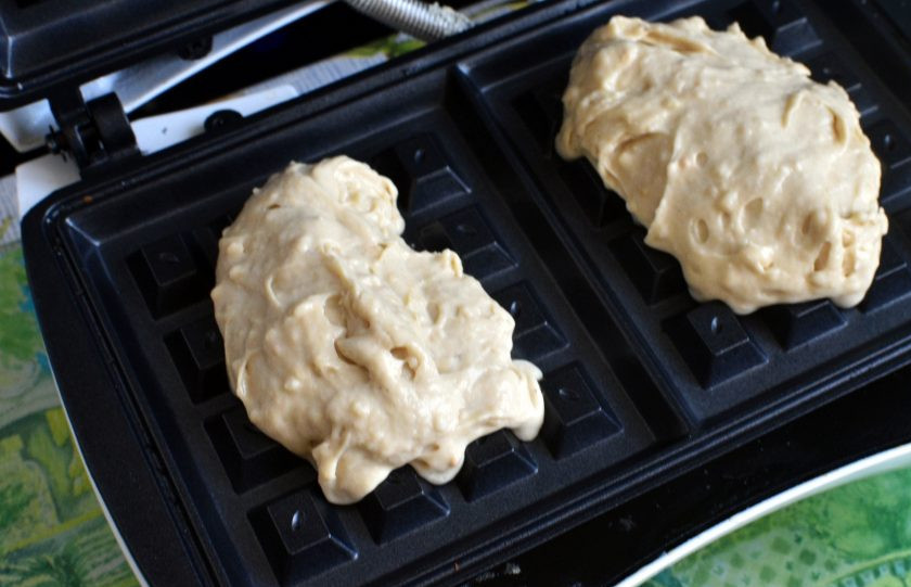 1. Этап. Вафли ореховые на патоке: Разогрейте вафельницу и выпекайте вафли.