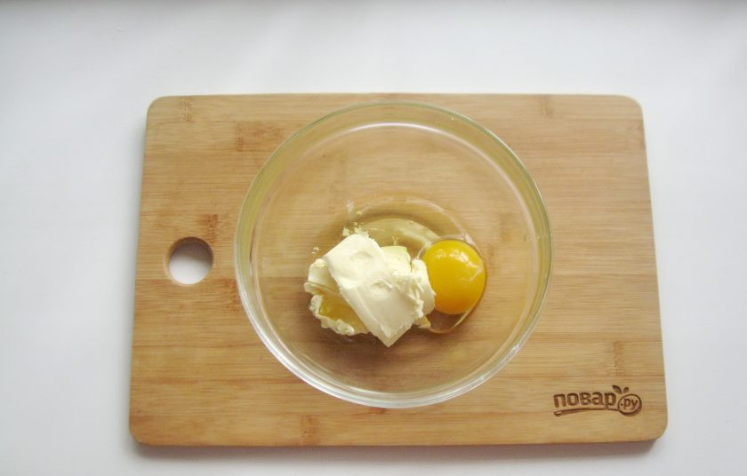 1. Этап. Киш с курицей и цветной капустой: Приготовьте тесто. В миску выложите мягкое сливочное масло и добавьте яйцо.