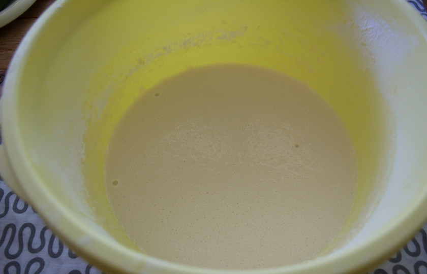 1. Этап. Пирог блинный с курицей: Приготовьте тесто для блинов. В миску вбейте 2 яйца, добавьте соль, сахар, 1 чайную ложку разрыхлителя. Взбейте. Добавьте молоко и воду. Просейте муку и замесите тесто.