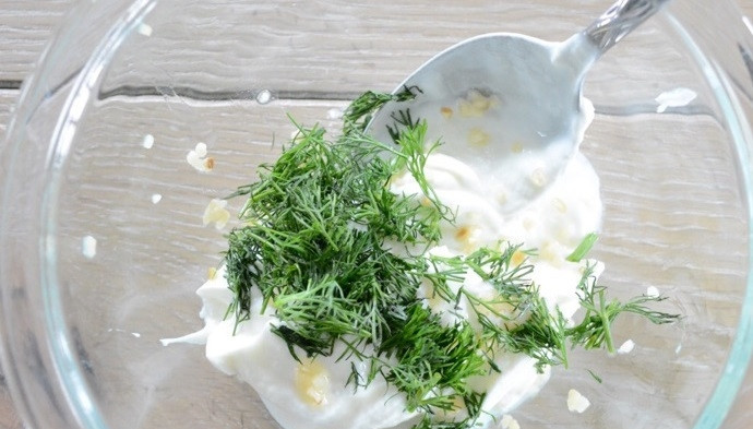 1. Этап. Картофельный салат с соусом Тцатцики: 10. Смешайте йогурт, измельченный укроп, измельченный зубчик чеснока.