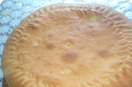 1. Этап. Пирог с урюком: Пирог смазать молоком и отправить выпекать в предварительно разогретую до 190 градусов духовку до готовности.