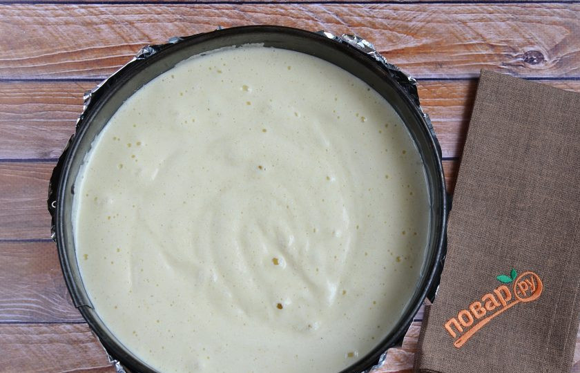 1. Этап. Манник на простокваше: 6. Форму для манника застелите пергаментом, смажьте растительным маслом, перелейте тесто. Так как форма разъемная, то я укрепляю бока фольгой, если вдруг что-то потечет, оно останется в фольге.