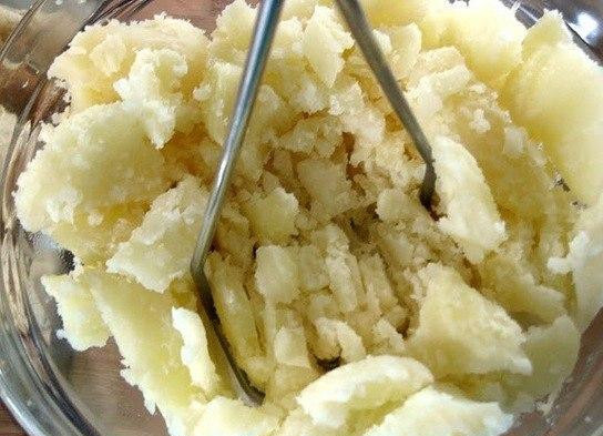 1. Этап. Дважды запеченный картофель: Теперь - самое интересное. Достаем из духовки картофель и при помощи ложки из каждой картофелины вынимаем мякоть таким образом, чтобы каждая картофелина приобрела форму лодочки. Из мякоти делаем картофельное пюре.