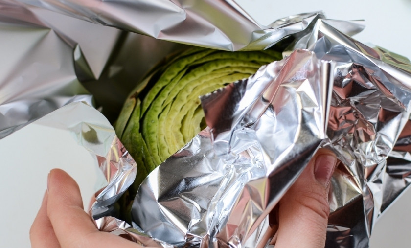 1. Этап. Артишоки в духовке: Заверните артишок в фольгу для выпекания и запекайте при температуре 180 градусов около часа.