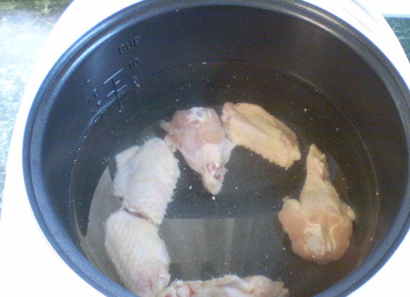 1. Этап. Летний суп с курицей: 2. Сначала отвариваем курицу для супа. Для этого кладем крылышки в соленую воду и варим 30 минут.