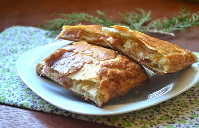 1. Этап. Пирог с начинкой из сыра и ветчины: Как только образуется золотистая корочка, извлекаем. Пирог готов, можно подавать его к столу!