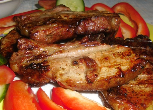 1. Этап. Шашлык из ребрышек: Подайте шашлык с овощами и соусом. Приятного аппетита!