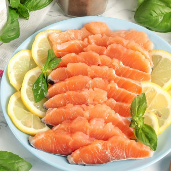 Соленая красная рыба голец