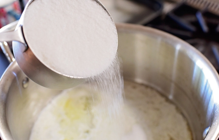 1. Этап. Рогалики с персиком: 3. Нагрейте сливочное масло и растворите в нем сахар.