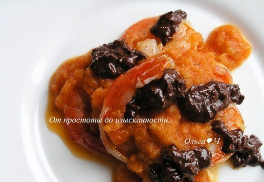 1. Этап. Креветки под шоколадным соусом: Полейте креветки шоколадным соусом.