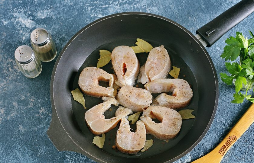 1. Этап. Щука по-польски: Затем выложите кусочки в сковороду. Налейте немного воды (вода не должна полностью покрывать рыбу). Добавьте лавровый лист, перец горошком, можно добавить гвоздику.