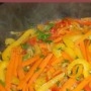 1. Этап. Суп с зеленым горошком: Слегка обжариваем-протушиваем овощи на растительном масле минут 8-10. В конце добавляем мелко порезанную зелень.