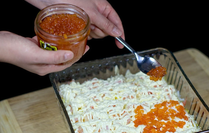 1. Этап. Салат с креветками, яйцами и красной икрой: 4. Верхний слой тоже смажем майонезом, размажем его красиво, и украшаем блюдо красной икрой.