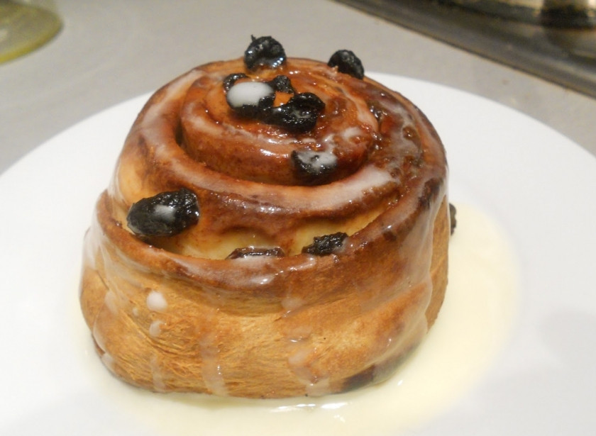 1. Этап. Булочки с корицей и изюмом: Смешайте сахарную пудру, ванилин и сливки, взбейте и поливайте такой глазурью уже готовые булочки. По чуть-чуть:) Ваши булочки готовы!