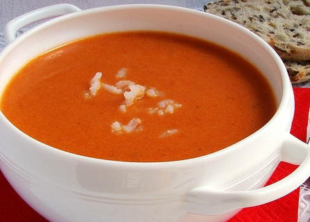 1. Этап. Томатный суп пюре с рисом: Как только суп остынет и станет не таким горячим, выкладываем его в блендер. Измельчаем до пюреобразного состояния. Затем перекладываем в красивую большую супницу и украшаем рисом. Приятного аппетита!