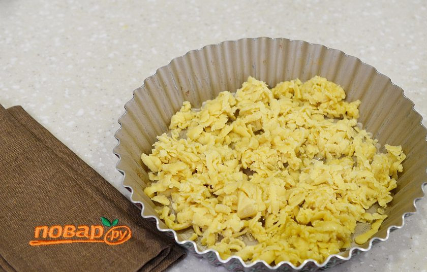 1. Этап. Песочный сливовый пирог: 6. В жаропрочную форму натрите на терке одну часть теста. Слегка утрамбуйте.