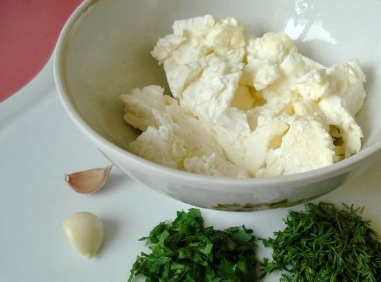 1. Этап. Канапе с огурцом на шпажках: 1. Творог хорошо размешаем и разомнем вилкой. Если вам попался сухой и рассыпчатый, - добавьте немного сметаны или сливок. К творогу добавим измельченный чеснок и зелень. Перемешаем.