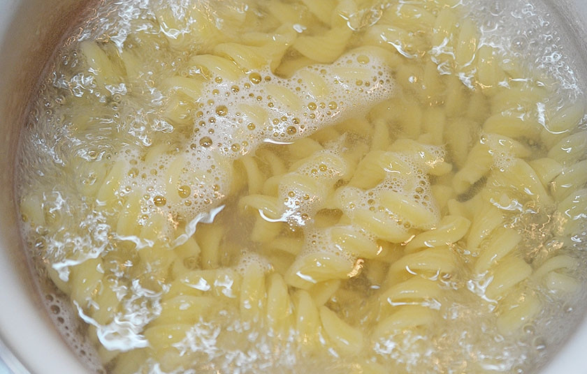 1. Этап. Салат из макарон с брокколи, фетой и беконом: 1. Пасту отварите в подсоленной воде до готовности.