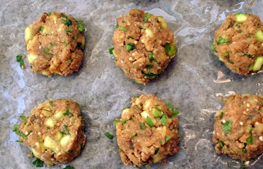 1. Этап. Котлеты из кабачков и баклажанов: Руками формируйте котлеты и выкладывайте их на противень с пекарской бумагой, смазанной слегка маслом. Выпекайте овощные котлеты в разогретой до 200 °C духовке в течение 15-20 минут до румяной корочки. Затем переверните и запекайте до готовности еще 7-10 минут. Ориентируйтесь по своей духовке.