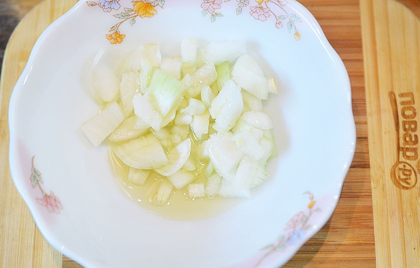 1. Этап. Праздничный салат Яркая фантазия: Замаринуйте лук в смеси уксуса, воды и сахара.