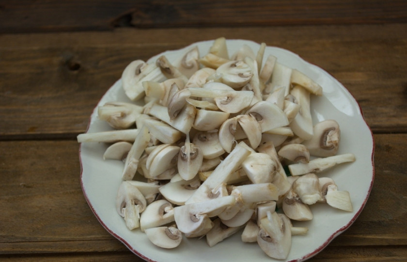 1. Этап. Салат Сицилийскийс курицей: Шампиньоны нарезать мелко.