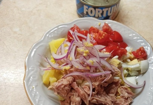 1. Этап. Овощной салат с тунцом и имбирём: Добавить полбанки консервированного тунца FORTUNA, помидоры черри и лук с имбирём.