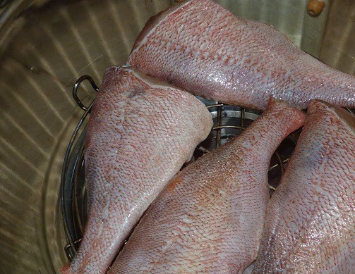 1. Этап. Копченый морской окунь: Затем выкладываем рыбку на решетку аэрогриля, ставим температуру 65, скорость вентилятора низкую, а время - пол часа.