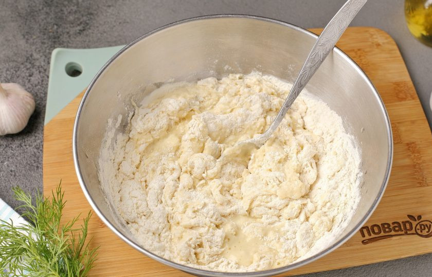 1. Этап. Сибирские пельмени с чесноком: Частями добавьте муку.