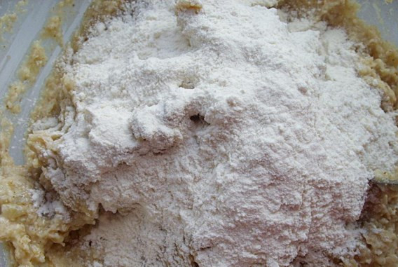 1. Этап. Крабовые палочки в тесте: Далее в овсяное тесто вбейте яйцо, перемешайте. Затем вводите муку.