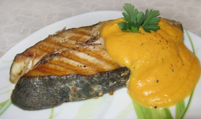 1. Этап. Кижуч под соусом: 7. Стейки кижуча подаю горячими, сразу же со сковороды. Поливаю его приготовленным овощным соусом.